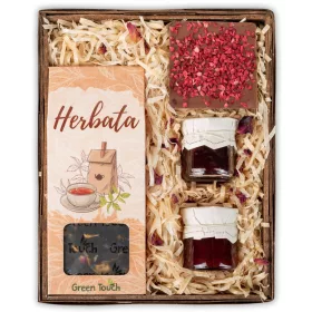  Un cesto regalo con tè, cioccolata e marmellata