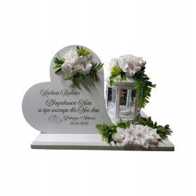    cuore su un monumento con una lanterna pesante qualsiasi iscrizione