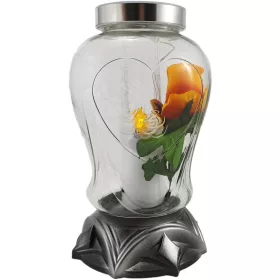    Una grande candela solare moderna, una lanterna a cuore con una rosa