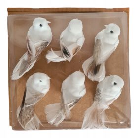    Clip di uccelli su un albero di Natale e decorazioni naturali