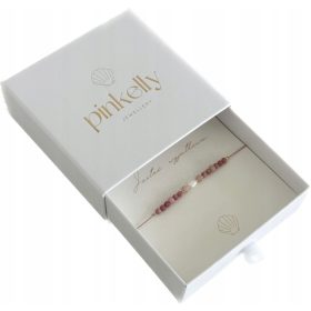    Un braccialetto per la madre dell'amica di una ragazza, fatto di pietre