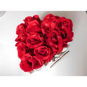    Composizione tombale sul copricapo, cimitero, cuore con rose