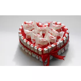  Torta regalo a cuore con Kinder e Rafaello