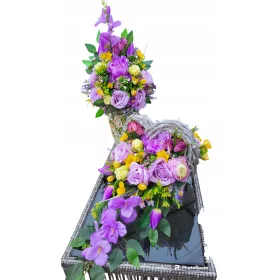    Una serie di lapidi, un mazzo di fiori per la tomba, il cestino di Ognissanti