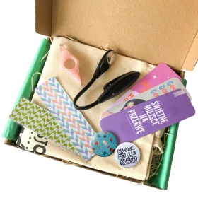    UN REGALO PER UN LETTORE, UN SET PER UN LIBRO E UN DETENTORE DEI LIBRI