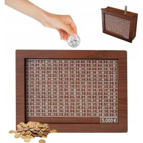    SALVADANAIO IN LEGNO CON UN BICCHIERE CHE MOSTRA IL RISPARMIO DI DENARO DI UN BAMBINO