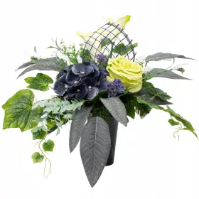    Una composizione di un bouquet per un vaso su una tomba, un cimitero