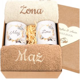  Set Regalo Matrimonio: Coppia di Tazze e Asciugamani Ricamati in Elegante Confezione