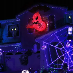    Il ladro di fantasmi illumina i giocattoli fantasma gonfiabili