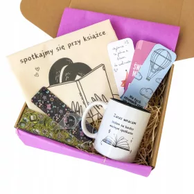    UN REGALO PER UN LIBRO UN SET DI TOMO DI LIBRO CON UNA TAZZA