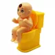  bambini Tricky che sparano all'acqua seduti sul water
