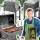 Barbecue da giardino con coperchio, tavolino laterale, griglia solida in ghisa + 4 kg di carbone