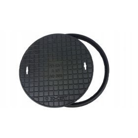 Il chiusino in ghisa AO OP da 50 cm copre la fossa settica